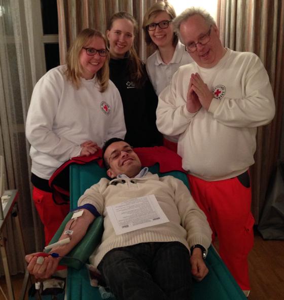 Thomas Angenendt (rechts) und die Mitglieder des BRK Ismaning bitten zur Blutspende. Foto: BRK Ismaning