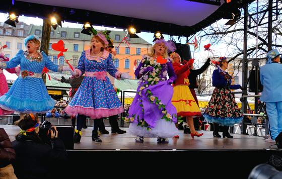 Der Tanz der Marktweiber am Faschingsdienstag auf dem Viktualienmarkt ist der traditionelle Höhepunkt des Münchner Straßenfaschings. Foto: Robert Bösl