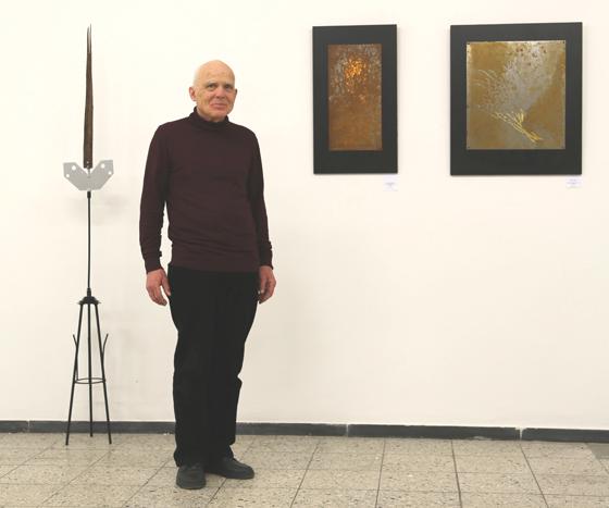 Der Münchner Künstler Axel Dziallas in seiner Werkschau im Moosacher Kunsttreff. Foto: Moosacher Kunsttreff