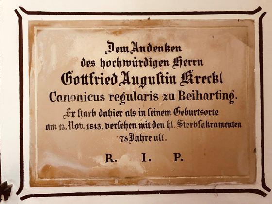 Grabinschrift für Augustin Gottfried Greckl am Alten Friedhof in Ebersberg. Foto: Claudius Stein