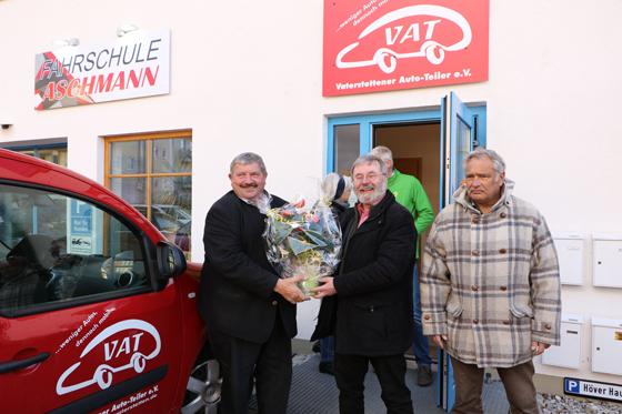 Bürgermeister Reitsberger mit den beiden VAT-Vorständen Rainer Hartmann und Klaus Breindl (von links) vor der neuen VAT-Geschäftstelle. Foto: Auto-Teiler