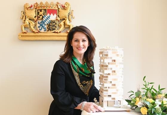 Staatsministerin Michaela Kaniber mit einem Hochhausmodell aus Holz.. Foto: Pia Regnet/StMELF