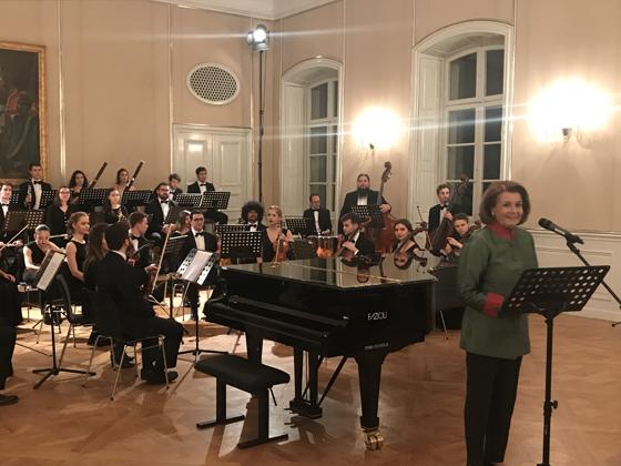 Stiftungsgründerin Gisela Rockola berichtete den Konzertbesuchern der Neuen Philharmonie München von der Arbeit des Präventionsprojekts "Inside@School. Foto: VA