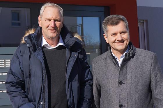 Freuen sich über die mittlerweile dritte Photovoltaik-Mieterstromanlage der BEU: Wilfried Taetow und Wolfgang Geisinger (v. l.) vom Vorstand der Bürger-Energie-Unterhaching. Foto: VA