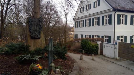 Beim Pfarrhaus St. Georg steht seit 1981 ein Denkmal für Pater Alfred Delp, der hier Kirchenrektor war und von den Nationalsozialisten hingerichtet wurde. Foto: bs