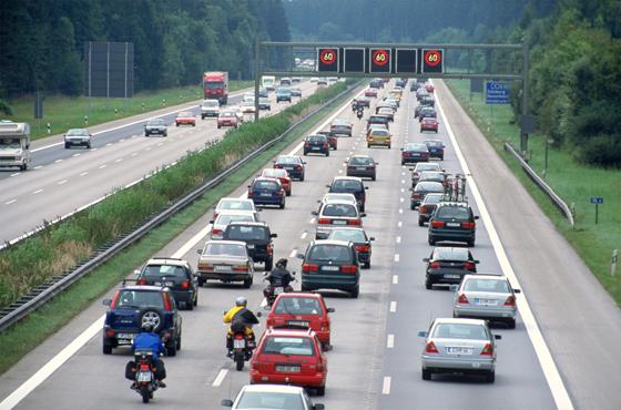 Auf der A 8 Salzburg  München kann es bis zu einer Stunde länger dauern. Foto:Auto-Medienportal.Net/ADAC