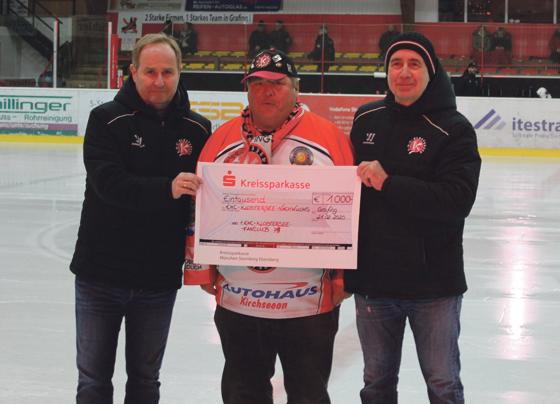Schecks in Höhe von 1.000 Euro durch den Fanclub-Vorsitzenden Armin Fichter an die EHC-Verantwortlichen Michael Schunda und Max Kreitmaier.  Foto: smg