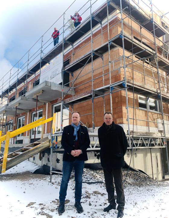 Landrat Robert Niedergesäß und Robert Decker beim Richtfest von der gleichnamigen Wohnbau GmbH vor dem Rohbau in Moosach. Foto: Landratsamt Ebersberg