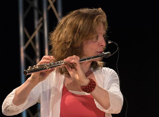 Monika Olszaks Improvisationen von Flöte oder Saxofon fließen in gesprochenen oder gesungenen Text von zeitgenössischen Literaten. Foto: Roland Altmann