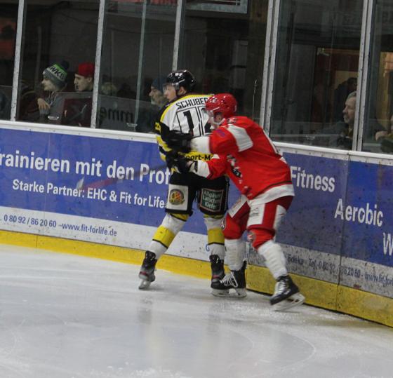 Zweikampf zwischen Philipp Quinlan vom EHC Klostersee und Jayden Schubert vom ERC Bulls Sonthofen. Foto: smg