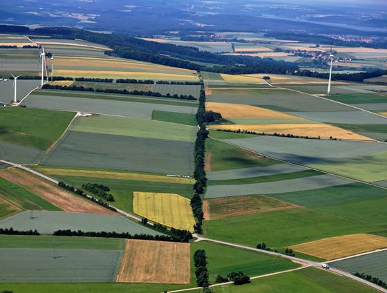 Der römische Limes im Luftbild, unter Hecken und Wäldern hat sich Bayerns längstes Bodendenkmal mit Mauerzügen, Wachtürmen und Grenzkastellen erhalten. Seit 2005 ist er UNESCO-Weltkulturerbe.  Luftbild: Klaus Leidorf, BLfD