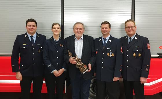 Als Dank für die gute Zusammenarbeit überreichte die Freiwillige Feuerwehr Anzing dem scheidenden Bürgermeister Franz Finauer (Mitte) eine Floriansfigur. Foto: FFW Anzing
