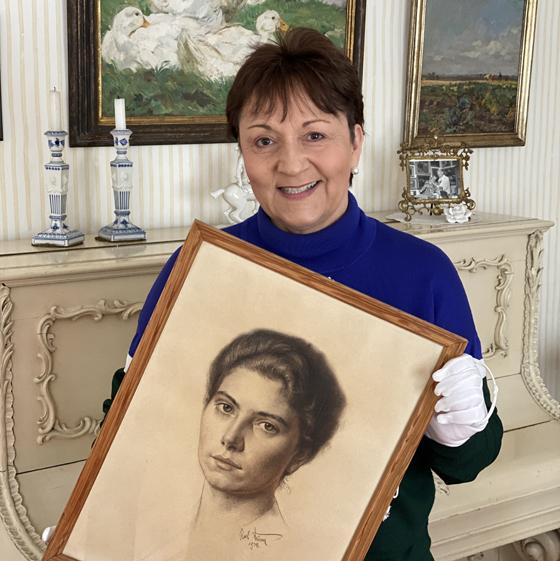 Museumsleiterin Heike Kronseder mit einer Zeichnung von Karl Wurm; zu sehen ist das schöne Porträt von Margarete Stahl, damals noch Margarete Schlech. Foto: VA