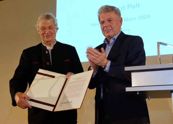 Oberbürgermeister Dieter Reiter gratulierte dem Kabarettisten Gerhard Polt zur Verleihung des Kulturellen Ehrenpreises. Foto: Robert Bösl