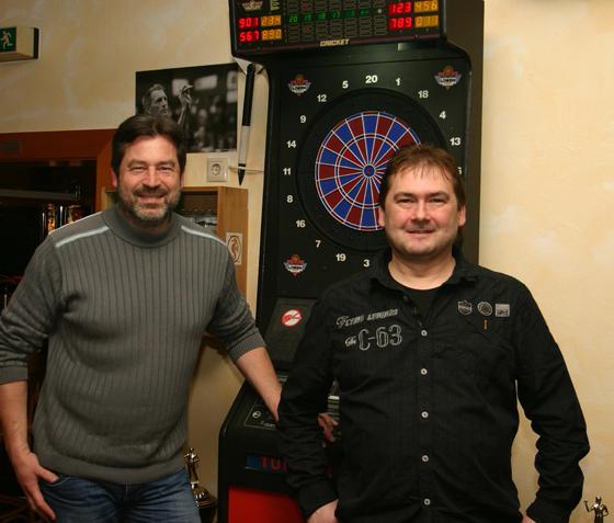 Stefan Stangl (rechts) und Peter Reif organisieren den Spielbetrieb in der Ampertal-Dartliga für jetzt 50 Mannschaften mit 500 Aktiven. Foto: kw
