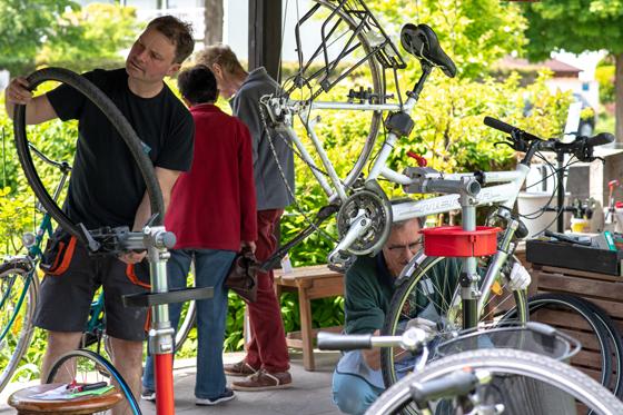 Neben Fahrrädern werden auch Elektrogeräte und Textilien repariert. Foto: Michael Himmelstoss