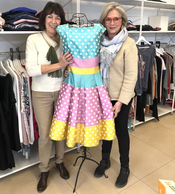 Heidemarie Witt und Charlotte Sturm vom Second Hand Shop Grünwald freuen sich, wenn ab sofort frühlingshafte Mode gespendet wird. Foto: hw