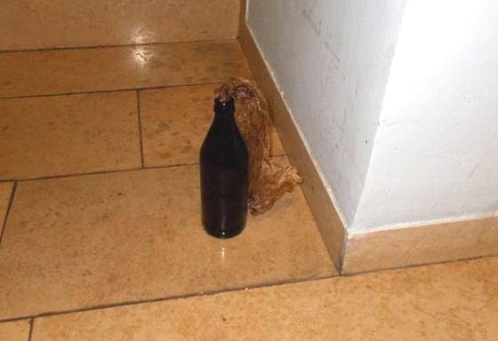 Ein Barbesucher drohte, eine Bierflasche mit Docht und einer brennbaren Flüssigkeit, anzuzünden. Als er dann versuchte, ein Feuerzeug anzuknipsen, brachte ihn der Wirt zu Boden. Foto: Polizei