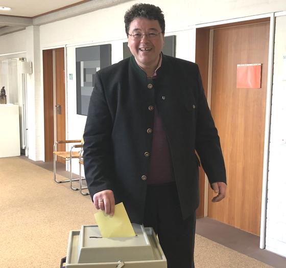 Bürgermeister Thomas Loderer geht als strahlender Sieger aus der Wahl hervor. Er bleibt für die nächsten sechs Jahre Bürgermeister von Ottobrunn. Foto: hw