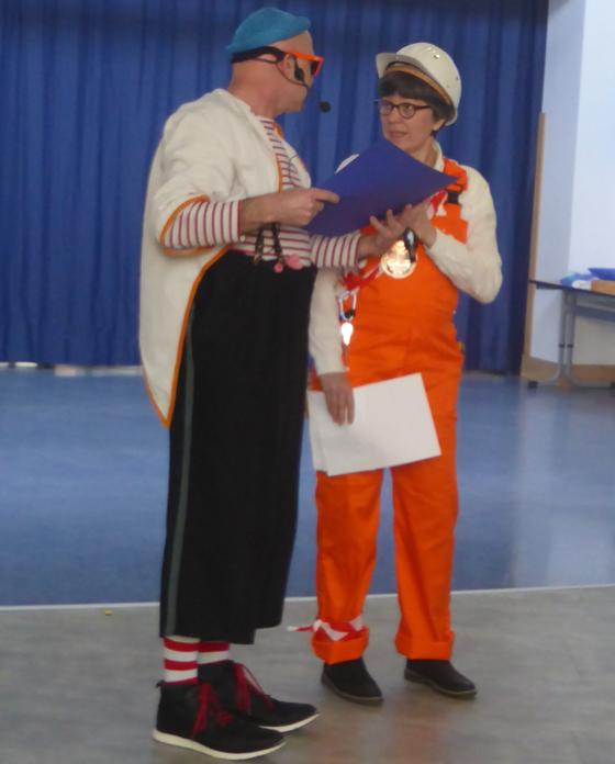 Direktorin Angelika Hartmann überreichte KlinikClown Lupino die Spende beim Faschingsfest. Foto: Grundschule Kirchheim
