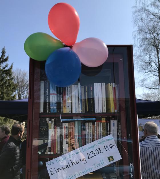 Mittlerweile zwar ohne Luftballons, dafür aber fast immer randvoll mit spannender Lektüre, der Bücherschrank in Waldperlach. Foto: hw