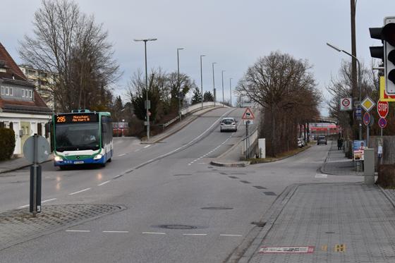 Viel Verkehr: Die Sanierung der Brücke über den S-Bahnhof Oberschleißheim rückt näher. Im Juni 2020 beginnen die Bauarbeiten zur Sanierung der rund 50 Jahre alten Betonbrücke über die Bahngleise. Foto: Daniel Mielcarek