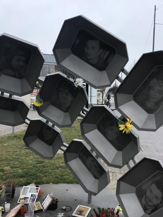 Es kam zur Sachbeschädigung im Bereich des Denkmals für die Opfer des Amoklaufs in Moosach. Symbolbild: Daniel Mielcarek