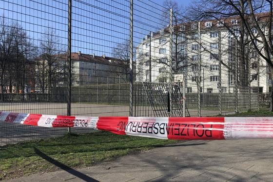 Das Coronavirus hat auch die Landeshauptstadt München fest im Griff. Unter anderen sind sämtliche Spiel- und Bolzplätze polizeilich gesperrt. Foto: Anne Wild