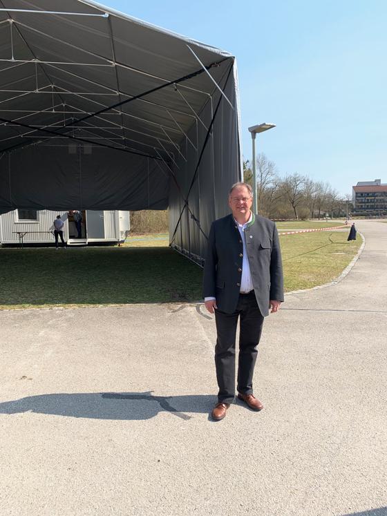 Unterhachings Bürgermeister Wolfgang Panzer vor der Teststation, die es auch in Oberhaching, Haar und Grünwald gibt.  Foto: VA