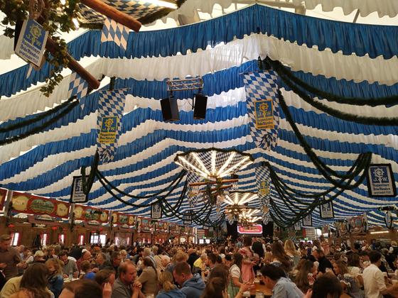 Ob das beliebte Frühlingsfest auf der Theresienwiese auf einen Termin im Sommer verlegt werden kann, wird derzeit geprüft. Foto: Stefan Dohl