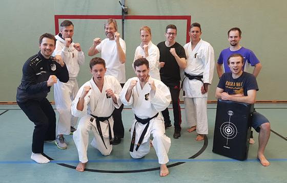 Als Körperkontakte noch erlaubt waren: Anfang März hielt die Karateabteilung des TSV Pliening-Landsham einen Selbstverteidigungslehrgang ab. Foto: Verein