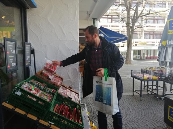 Admir Potura von der Nachbarschaftshilfe Grünwald beim Einkauf für ältere und kranke Menschen in Grünwald. Foto: VA