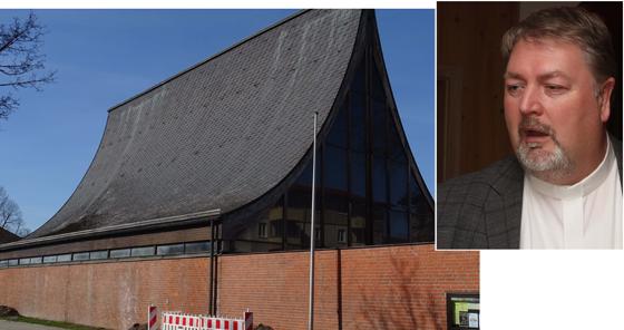 Geöffnet für das stille Gebet: Die renovierte Erlöserkirche in Klettham ist eine der drei evangelischen Kirchen. Bild re.: Entschlossen, auch in dieser Zeit für Gläubige da zu sein: Dekan Michael Bayer steht vor unerwarteten Herausforderung. F: kw