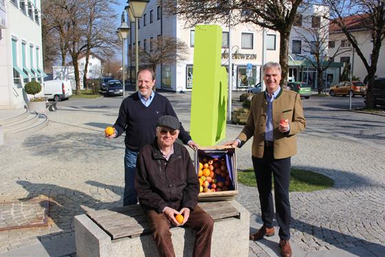 Christoph Schmid, Hans Sepperl und Olaf von Löwis (v. l.) sind froh, dass die Lebensmittelausgabe wieder aufgenommen wurde. Foto: Markt Holzkirchen