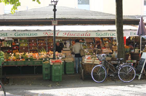 Seit über 100 Jahren im Herzen Schwabings bietet der Markt am Elisabethplatz das komplette Spektrum von Obst und Gemüse über Fleisch bis zu Feinkostprodukten. Foto: Archiv