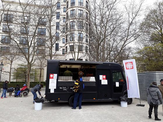Die „Foodtrucks“ sorgen dafür, dass niemand in Münchner hungern muss. Foto: Caritas München
