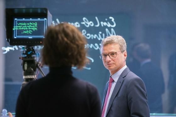 Wissenschaftsminister Bernd Sibler informiert sich über digitale Lehre am Beispiel der Hochschule München. Foto: Johannes Lesser/Hochschule München