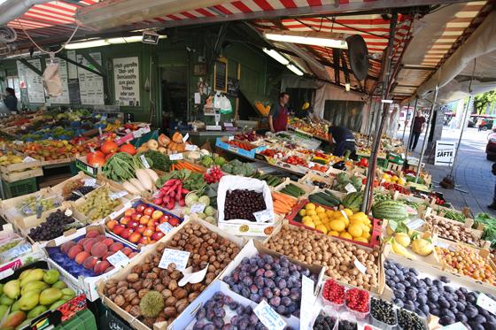 Die Lebensmittelstände auf dem Viktualienmarkt sind nach wie vor geöffnet. Foto: Henning Schlottmann/CC BY-SA 4.0