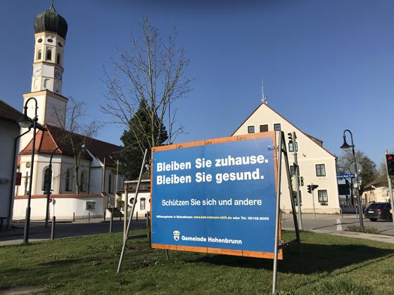Die Gemeinde Hohenbrunn ermuntert ihre Mitbürger mit Plakaten zum Daheim bleiben! Foto: VA