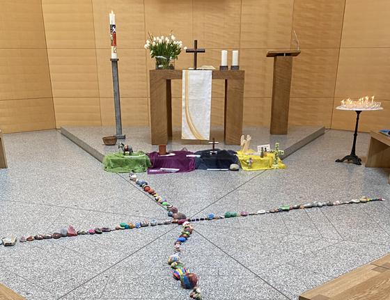 Aus vielen bunt bemalten Steinen wurde in der Kreuz-Christi-Kirche ein Kreuz zusammen gesetzt. Foto: Heike Woschee