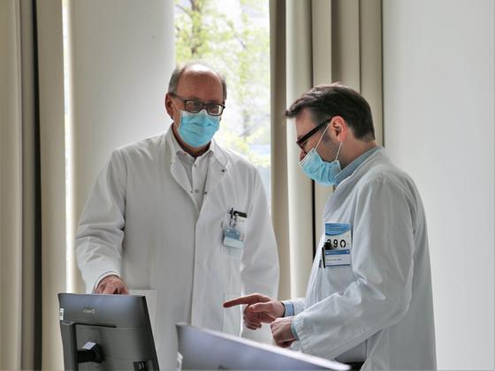 Die Professoren Percy Knolle (links) und Paul Lingor leiten die Antikörperstudie für Mitarbeiter des Klinikums rechts der Isar. Foto: M. Hautmann, Klinikum rechts der Isar