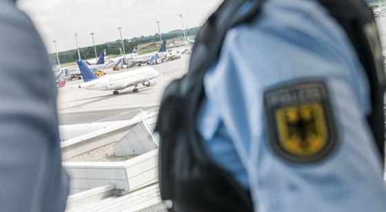 Bundespolizisten sorgen am gesamten Münchner Flughafen für die Sicherheit von Mitarbeitern und Reisenden. Nicht alle Reisenden sind friedlich gesinnt. Symbolbild: Bundespolizei