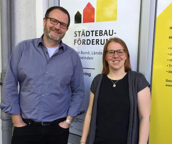 Selma März und Christoph Heidenhain verlassen den Truderinger Stadtteilladen. Foto: MGS Stadtteilmanagement