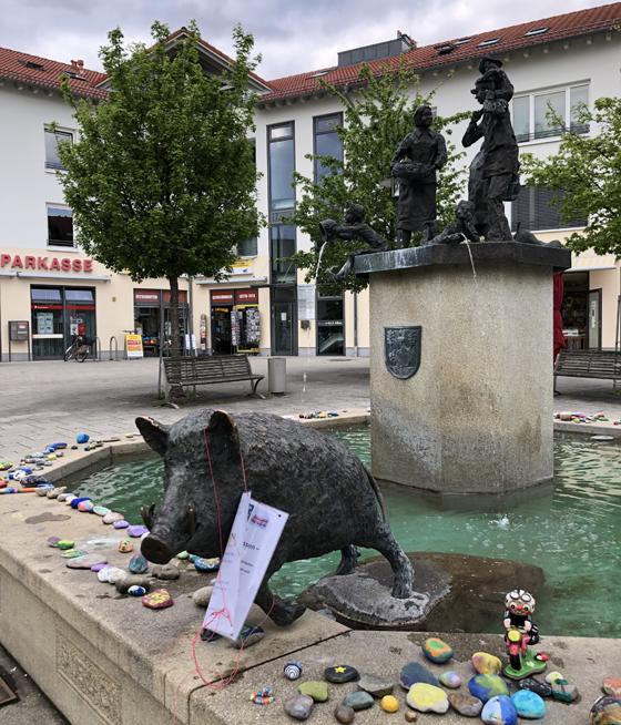 Viele bunt bemalte Steine zieren den Gemeindebrunnen am S-Bahnvorplatz in Sauerlach. Es ist noch Platz für weitere Werke. Foto: hw