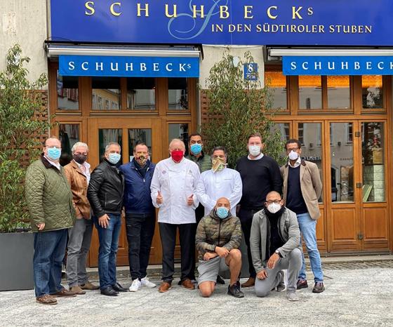 Alfons Schuhbeck (Mitte) mit dem solidarischen Freundeskreis, die die Essensausgabe der Caritas unterstützt haben. Foto: Nik Security