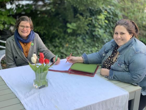 Ilga Fink (Grüne) und Julia Rothmayer (SPD) stehen gemeinsam für einen lebenswerten, vielfältigen und bunten ersten Stadtbezirk. Foto: Privat