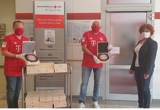 Markus Jung und Wolfgang Schubert, die im Namen des FC Bayern die Köstlichkeiten geliefert haben, sowie Einrichtungsleiterin Christiane Igl in Kieferngarten. Foto: VA