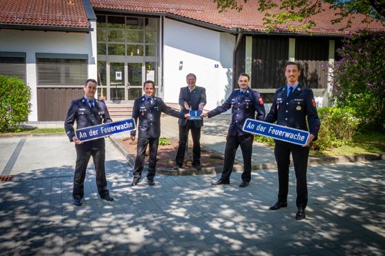 Bürgermeister Wolfgang Panzer gratulierte dem Vorstand der FFW Unterhaching zur Straßenumbenennung. Foto: Feuerwehr Unterhaching