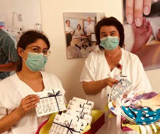 Sabrina Weigel und Andrea Killiches leiten die Frühchenintensivstation für die Pflege. Sie und ihre Kolleginnen freuen sich über die selbstgenähten Masken.    Foto: VA