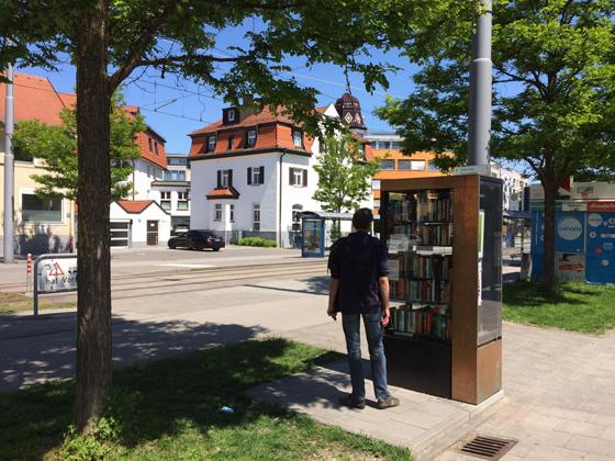 Bücherschrank in Moosach - stets offen und mit spannendem Inhalt. Foto: Daniel Mielcarek